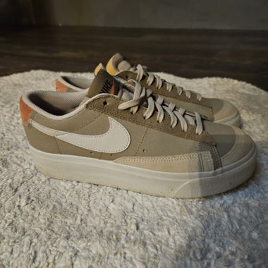 Nike beige
