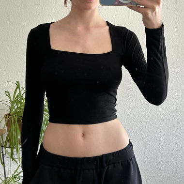 Top corto nero a maniche lunghe