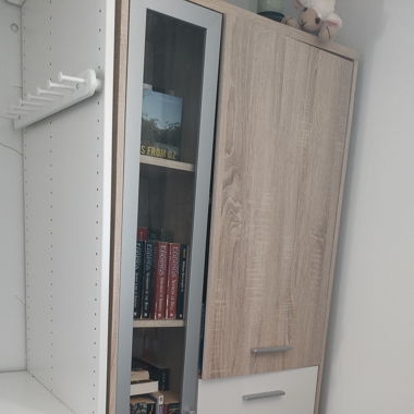 Bibliothèque semi-vitrée beige et blanche 