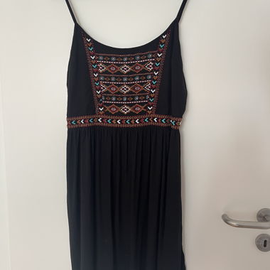 Schwarzes Trägerkleid