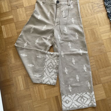 Beiger weiter Hosen mit Muster
