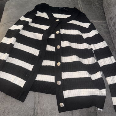 Gestreifte Strickjacke