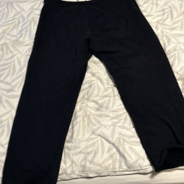 Schwarze Hose mit Logo