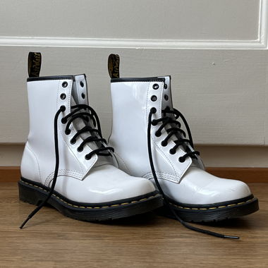 Dr Martens blanches laquées