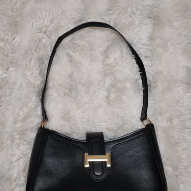 Elegante borsa a tracolla a mezzaluna