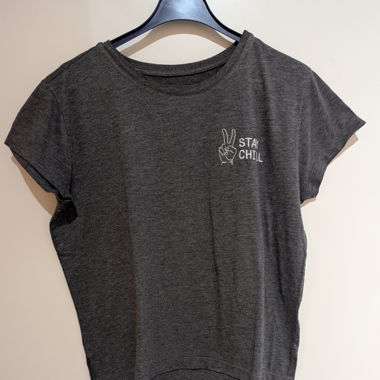 T-Shirt dunkel grau mit Aufschrift