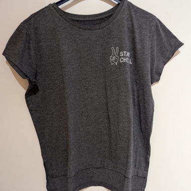 T-Shirt dunkel grau mit Aufschrift