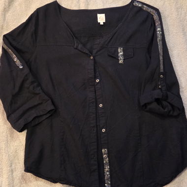 Blouse noire à sequins