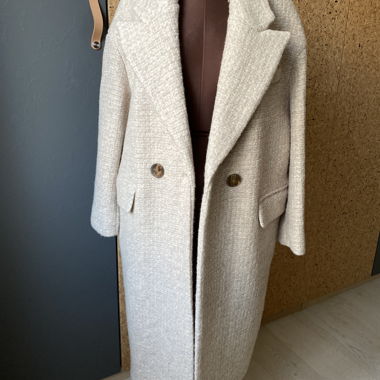 Lungo cappotto beige da donna con revers