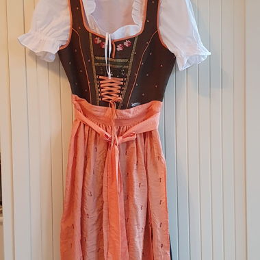 Dirndl tradizionale con grembiule