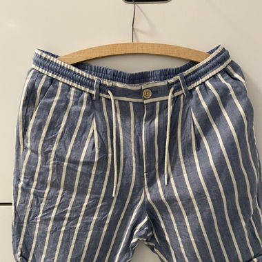 Kurze Stoffhose im Jeanslook mit Streifen