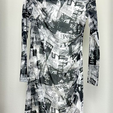 Kleid mit Zeitungsdruck (38)