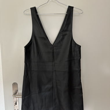 Robe en simili cuir noire MANGO XS