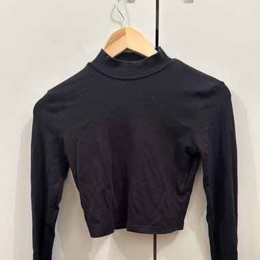schwarzes Langarmshirt cropped