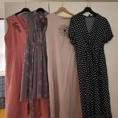 Flohmarkt. Vier Sommerkleider
