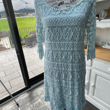 Robe en dentelle bleu clair avec manches 3/4 T.U. M/38