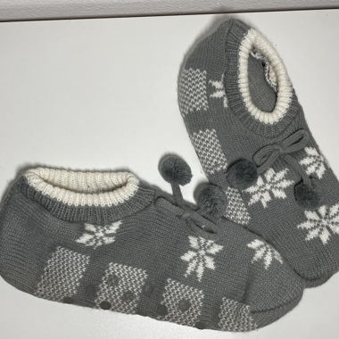 Tiefe, graue Weihnachtskuschelsocken