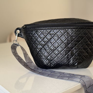 Neue Umhängetasche - Bauchtasche in Schwarz 