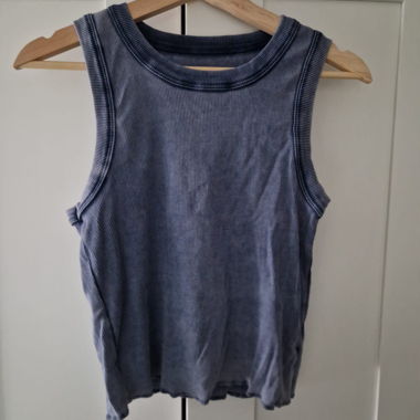 Geripptes blaues Tanktop