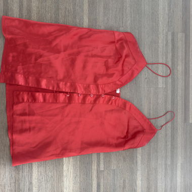 Haut en caraco de satin rouge