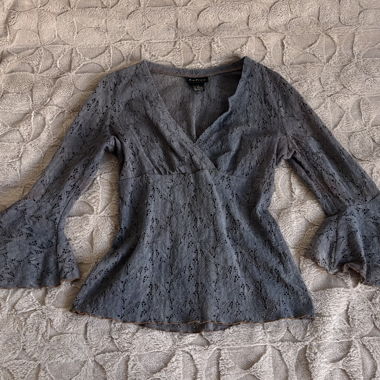 Top grigio in pizzo con maniche a campana