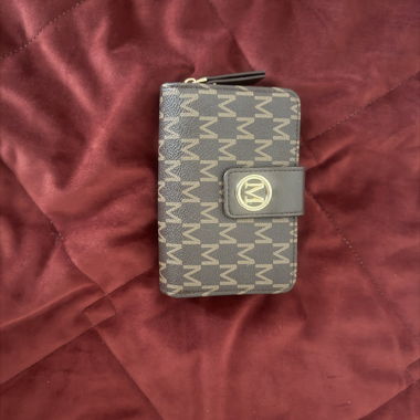 Portafoglio marrone con zip e scomparti per carte
