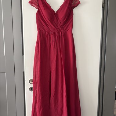 Robe rouge en dentelle