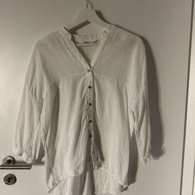 Blusa bianca con bottoni frontali