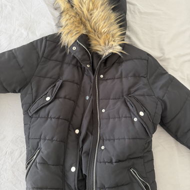 Veste d'hiver sombre gris avec capuche