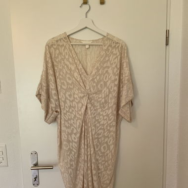 Luxeriöser Kaftan mit Leomuster & goldenen Details