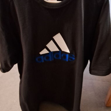 T-shirt Adidas nero, logo ricamato