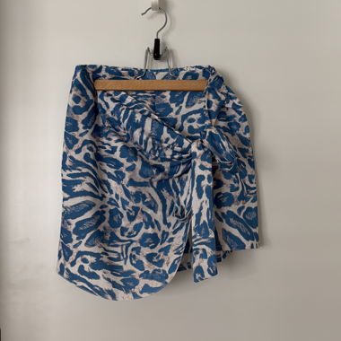 Jupe portefeuille imprimée bleu et beige