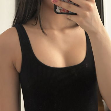 Schwarzes geripptes Crop-Tanktop
