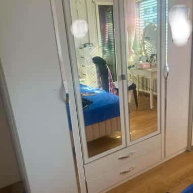 Weisses Kleiderschrank-System