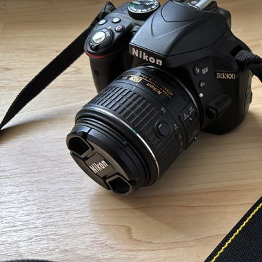 Nikon D3300 + Nikon AF-S Nikkor 18-56mm Objektiv