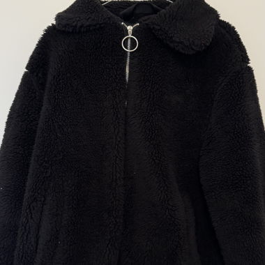 Jacke aus schwarzem Kunstfell