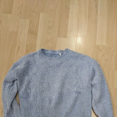 Blauer Strickpulli