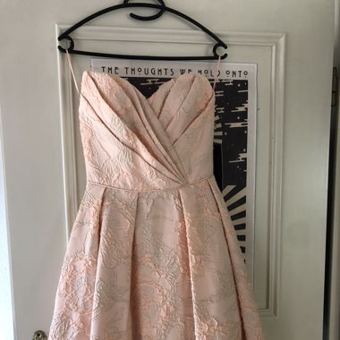 Rosa Ballkleid mit goldenen Details