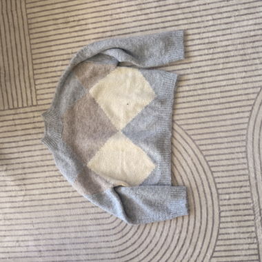 Grau-weißer Pullover