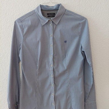 Blusa pregiata a righe sottili