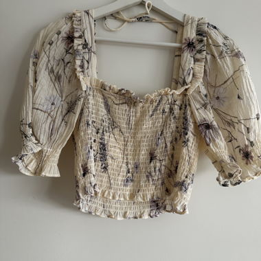 Blusa floreale con maniche a sbuffo