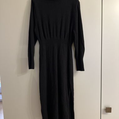 Robe en maille noire à col roulé