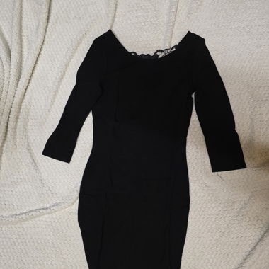Robe noir avec dentelle dans le dos