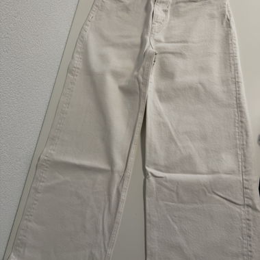 Jean blanc large avec deux petite tache jaune