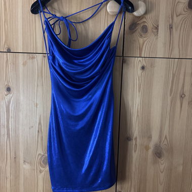 Robe courte bleue satinée