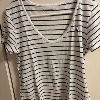 ABERCROMBIE & FITCH: striped V-neck T-shirt