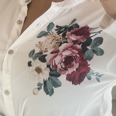 Bluse mit einem einzelnen Blumenprint