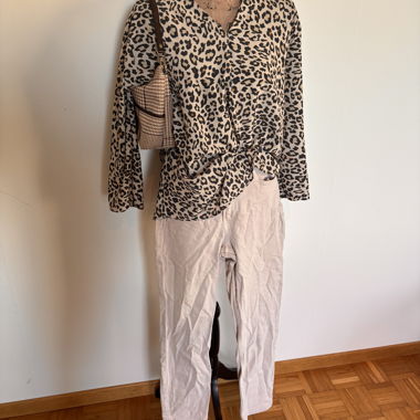 Un classico pantalone chiaro con taglio dritto