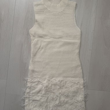 Weiss beiges Strickkleid mit Fransen