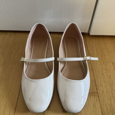 Ballerine verniciate bianche con cinturino